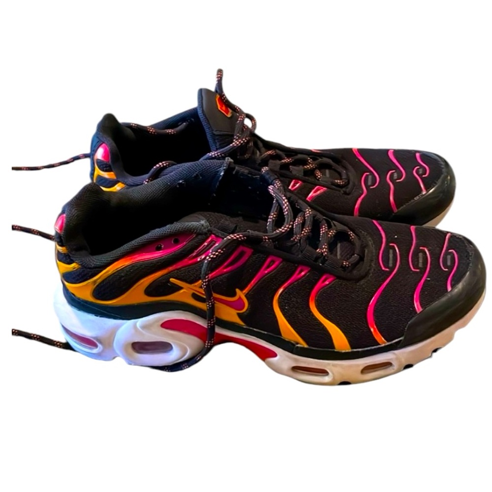 Nike TNs Big Kids‘ Shoes (yellow/pink) 
Perfect for running - Size 7